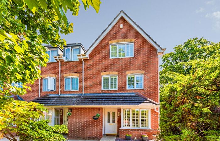 4 Bedroom End Terrace House For Sale In Crofthill Road, Slough, SL2