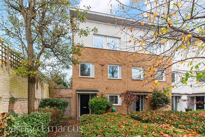 3 Bedroom Town House For Sale In Holmes Close, London, SE22