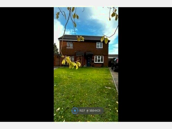 3 Bedroom Semi-Detached House To Rent In Freshwater Road, Chatham, ME5