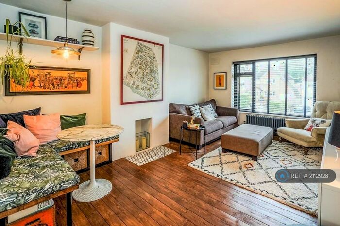 2 Bedroom Flat To Rent In The Rise, Amersham, HP7