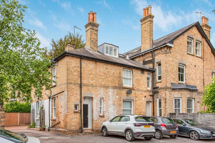 1 Bedroom Flat To Rent In Hatchlands Road, London, RH1