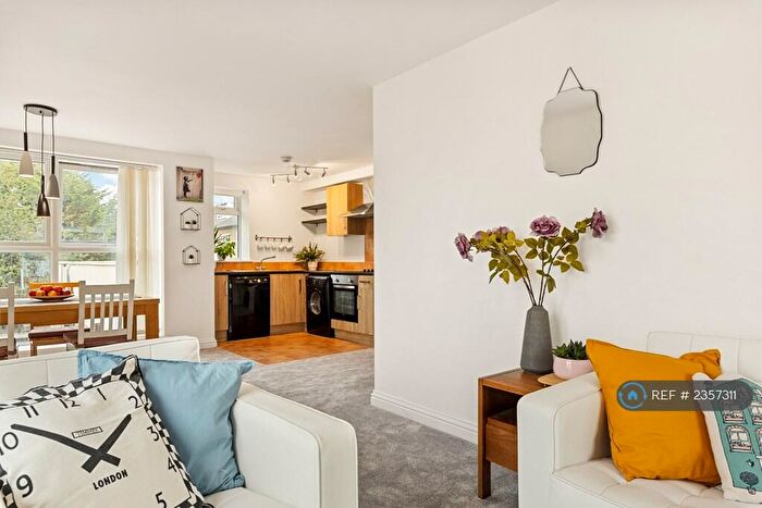 2 Bedroom Flat To Rent In Langham Court, London, SE25