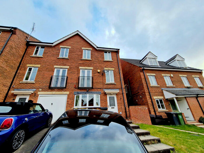 4 Bedroom Terraced House To Rent In Digpal Road, Churwell, Leeds, LS27
