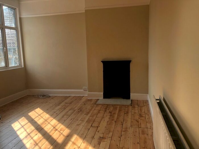 2 Bedroom Flat To Rent In Upper Richmond Road, Putney, SW15