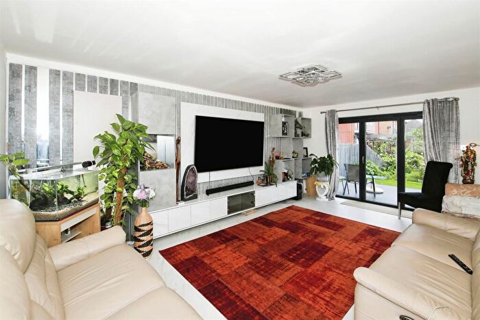 4 Bedroom Detached House For Sale In Riverside Mead, Peterborough, PE2