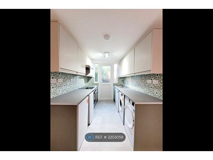 1 Bedroom Flat To Rent In Southsea Avenue, Watford, WD18