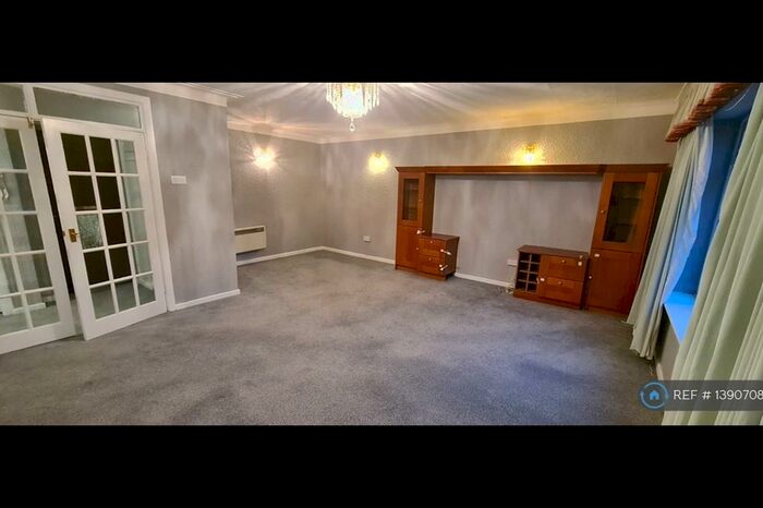 2 Bedroom Flat To Rent In Park Lane Court, Salford, M7