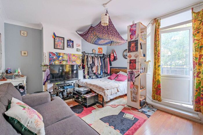 3 Bedroom Flat To Rent In Cambridge Heath Road, Tower Hamlets, London, E1