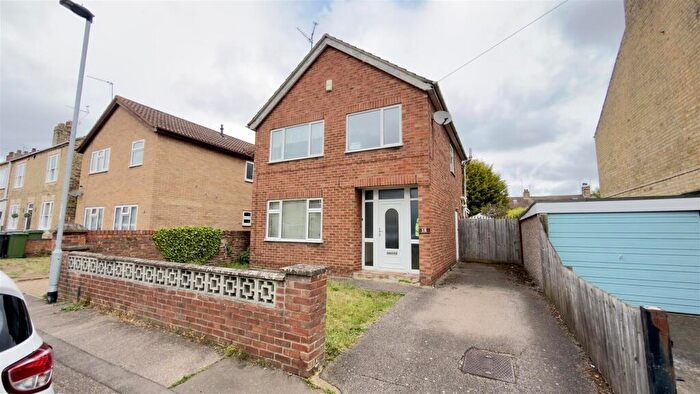 3 Bedroom Detached House For Sale In South View, Peterborough, PE2