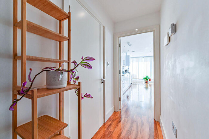 2 Bedroom Flat For Sale In Grafton Road, Kentish Town, London, NW5