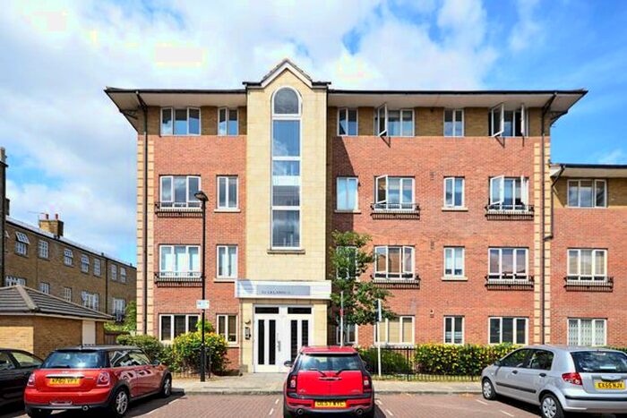 2 Bedroom Flat To Rent In Wyndhams Court, Dalston, London, E8