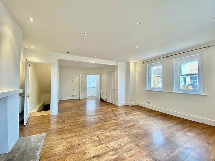 4 Bedroom End Of Terrace House To Rent In Rye Road, Hoddesdon, EN11