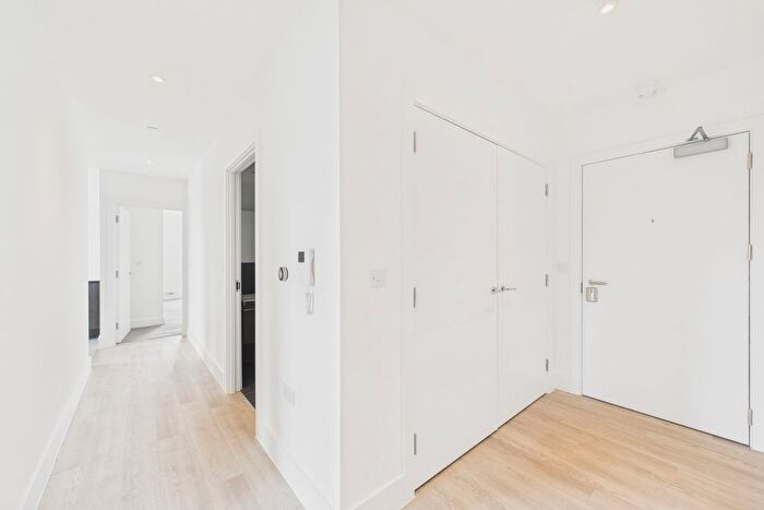2 Bedroom Flat To Rent In Ascot Road, Watford, WD18