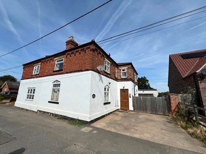 3 Bedroom Semi-Detached House For Sale In West Bank, Saxilby, LN1