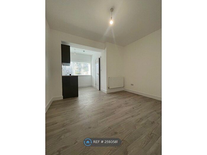 Studio To Rent In Wolves Lane, London, N13