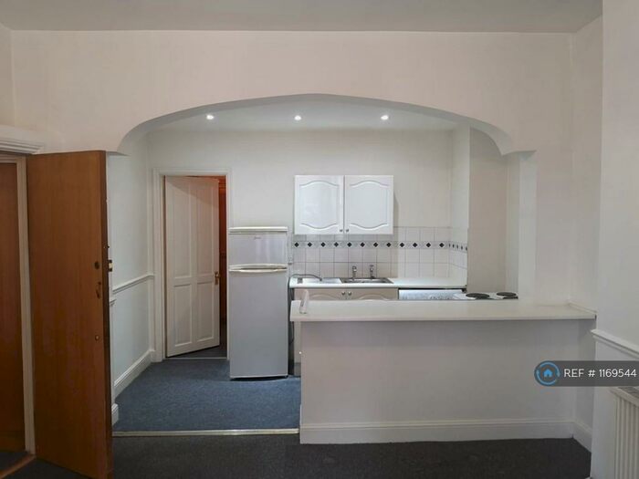 Studio To Rent In Eastern Road, Romford, RM1