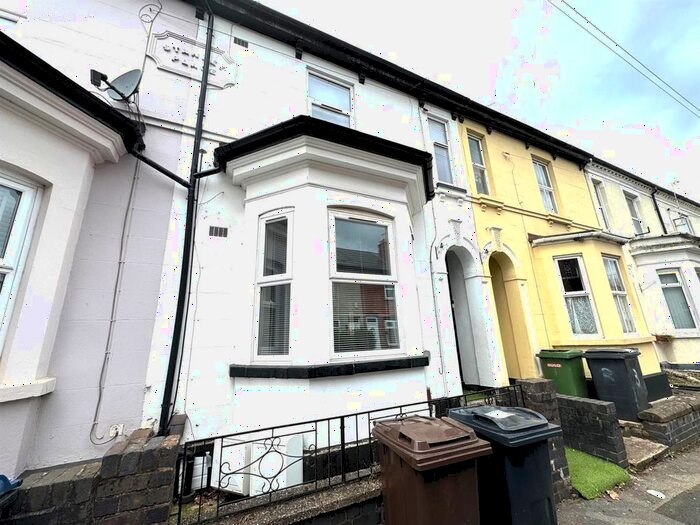 1 Bedroom Flat To Rent In Haden Hill, Wolverhampton, WV3