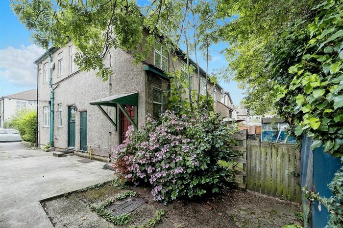 2 Bedroom Flat To Rent In Chalford Walk, Woodford Green, IG8