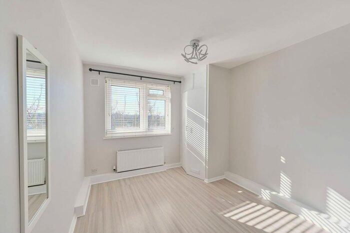 3 Bedroom Flat To Rent In Hydethorpe Road, Balham, London, SW12