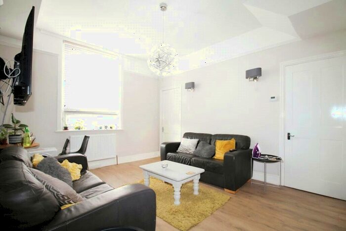 1 Bedroom Apartment To Rent In Lennox Road, Finsbury Park, London, N4