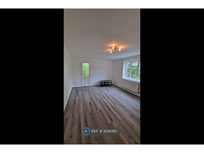 3 Bedroom Maisonette To Rent In Hunters Hill, Burghfield Common, Reading, RG7