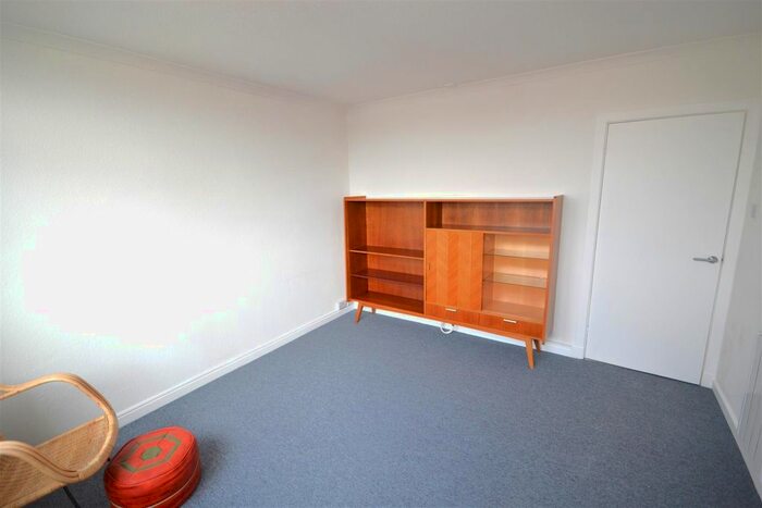 3 Bedroom Flat To Rent In Royal Parade, Eastbourne, BN22