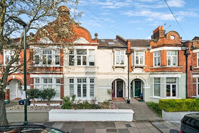3 Bedroom Maisonette For Sale In Cowley Road, SW14