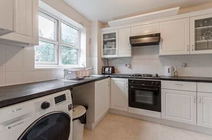 2 Bedroom Flat To Rent In Selwyn Court, Walthamstow, London, E17