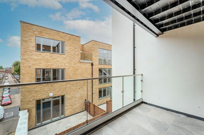 Studio To Rent In Walworth Road, Elephant And Castle, London, SE17