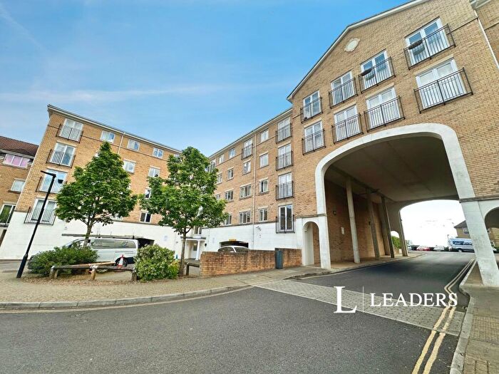 2 Bedroom Apartment For Sale In The Dell, Southampton, Hampshire, SO15