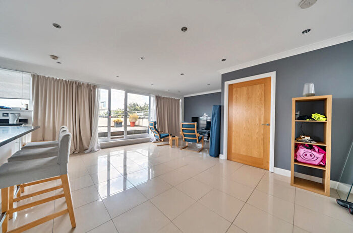 2 Bedroom Apartment For Sale In Orchard Place, Southampton, Hampshire, SO14