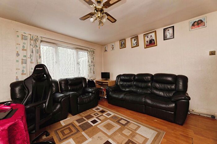 3 Bedroom Flat For Sale In Ridgwell Road, London, E16