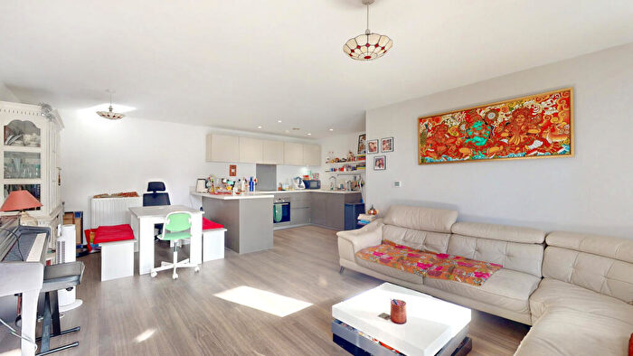 3 Bedroom Flat To Rent In Glebe Way, West Wickham, BR4