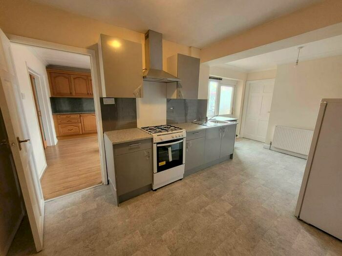 5 Bedroom Semi-Detached House To Rent In Nevill Close, Leamington Spa, Warwickshire, CV31