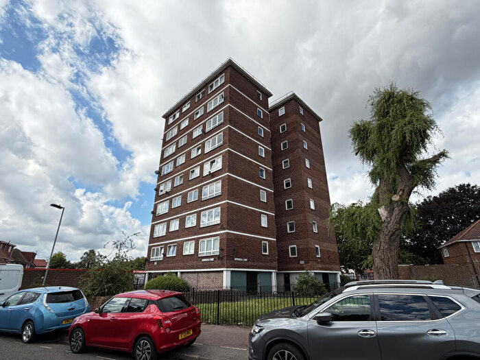 1 Bedroom Flat For Sale In Flat Hepworth Court, Hepworth Gardens, Barking, Essex, IG11