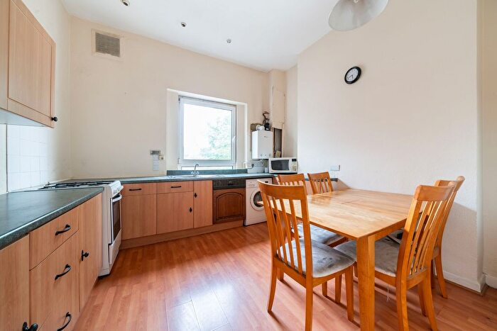 3 Bedroom Maisonette To Rent In Garratt Lane, London, SW17