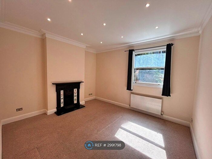 2 Bedroom Flat To Rent In Hemberton Road, London, SW9