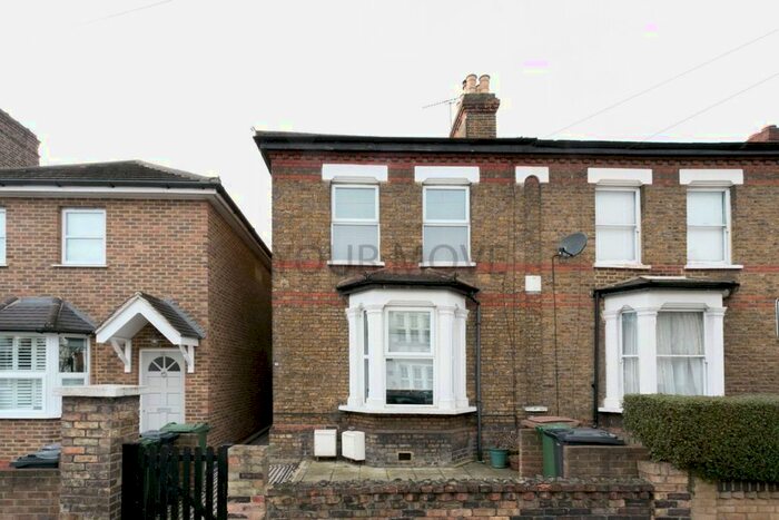 2 Bedroom Flat To Rent In Greenleaf Road, Walthamstow, London, E17