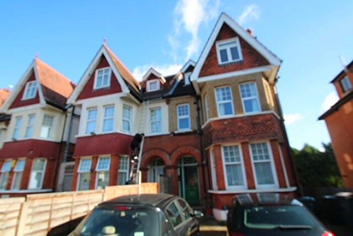 Flat To Rent In **First Month'S Rent Half Price** St Augustines Avenue, South Croydon, CR2