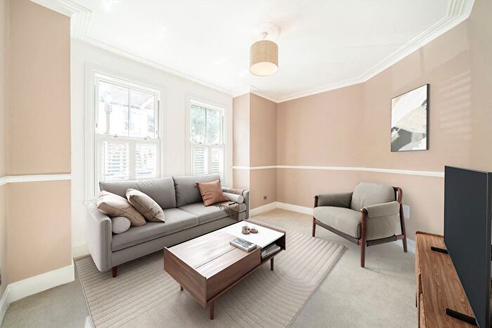 2 Bedroom Flat To Rent In Salterford Road, Tooting, SW17