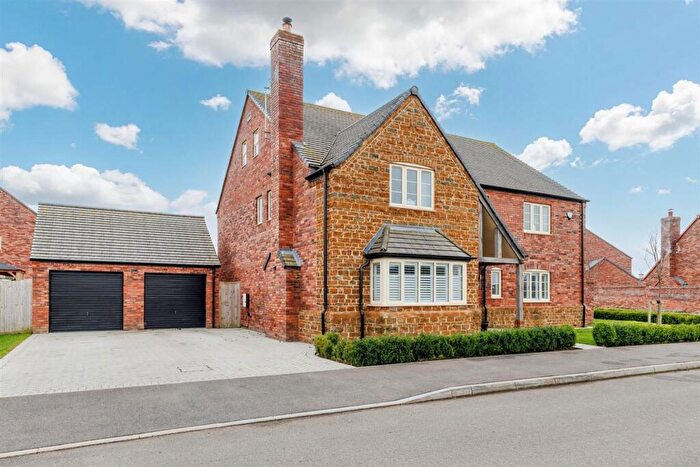 5 Bedroom Detached House For Sale In Leys Field, Oxhill, CV35