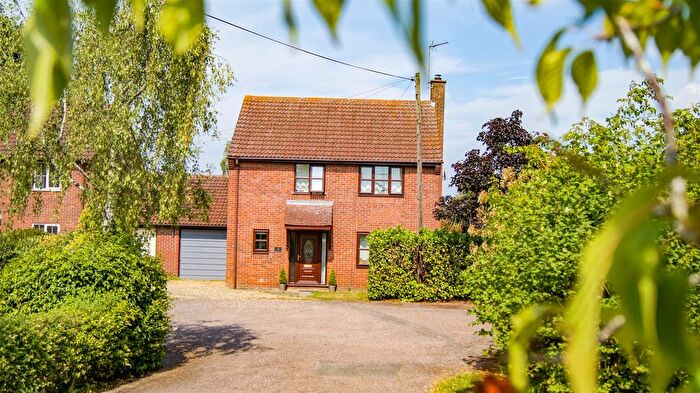 4 Bedroom Link Detached House For Sale In Oaklands, Woolpit, IP30