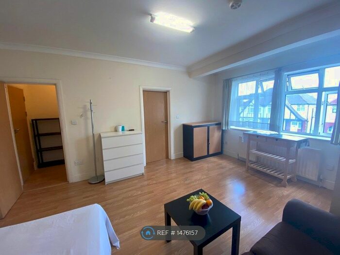 Studio To Rent In Tanfield Avenue, London, NW2