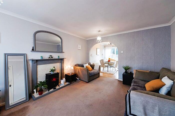 3 Bedroom Semi-Detached House For Sale In Wheeley Road, Solihull, B92
