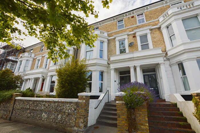 2 Bedroom Flat To Rent In Enys Road, Upperton, BN21