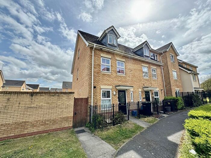 3 Bedroom Town House For Sale In Morgan Close, Luton, LU4