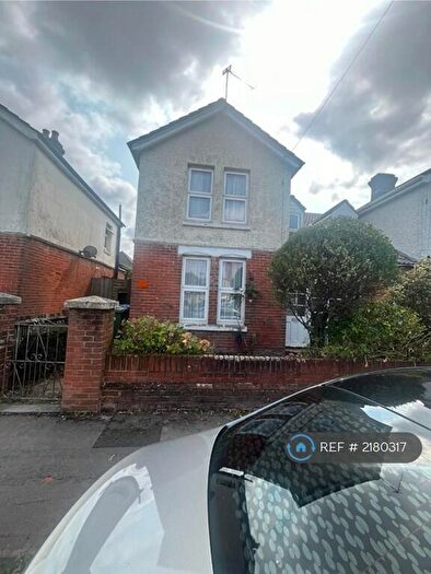 3 Bedroom Semi-Detached House To Rent In Howards Grove, Southampton, SO15