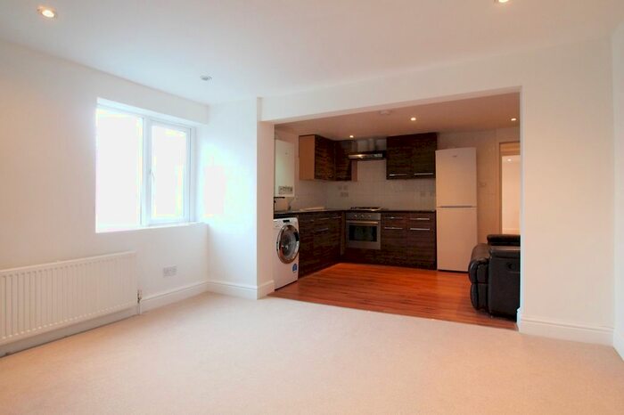 1 Bedroom Flat To Rent In High Street, Ewell Village, Surrey, KT17