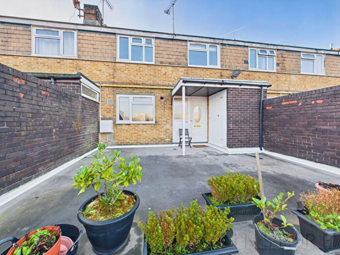 3 Bedroom Flat To Rent In Furnace Parade, Crawley, RH10