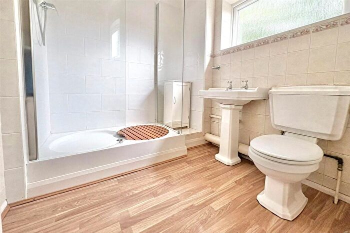 2 Bedroom Flat For Sale In Cherry Tree Close, Farnham, Surrey, GU9